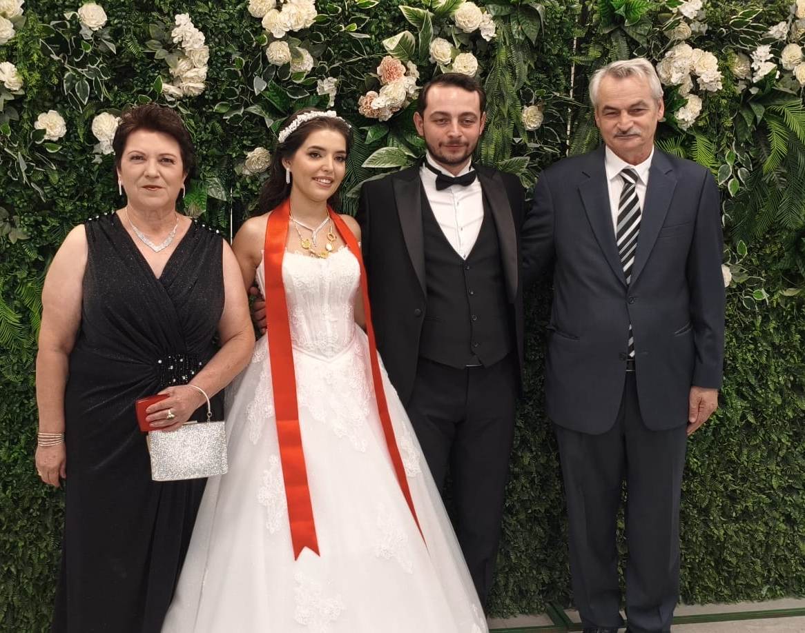 Mutluluğa İmzayı Attılar: Edanur & Kadir Enes Evlendi! SAÇSED Sakarya Sağlık Çalışanları ve Emeklileri Derneği Başkanı Mahmure Çolak’ın biricik oğlu Kadir Enes ile Edanur, Sakarya’da düzenlenen görkemli bir nikah töreniyle ha