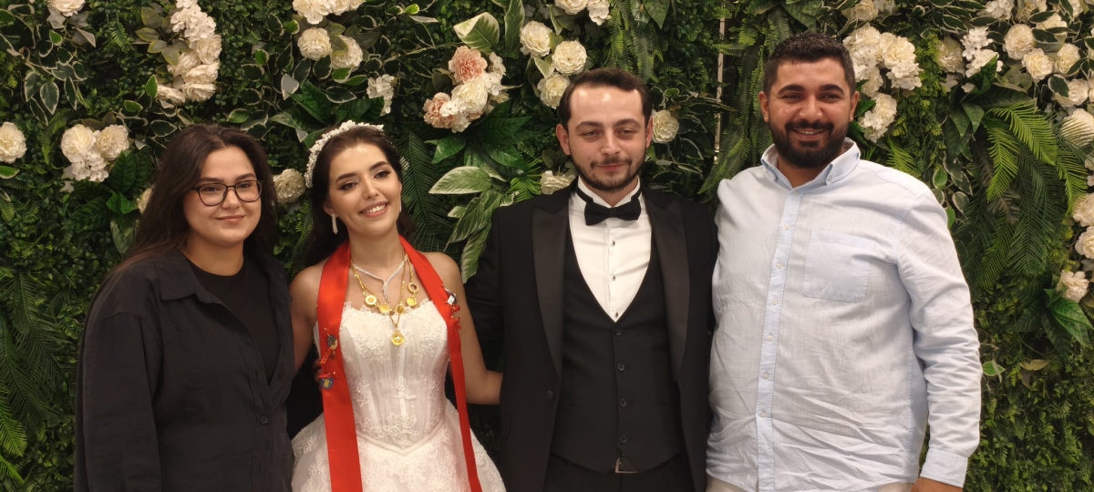 Mutluluğa İmzayı Attılar: Edanur & Kadir Enes Evlendi! SAÇSED Sakarya Sağlık Çalışanları ve Emeklileri Derneği Başkanı Mahmure Çolak’ın biricik oğlu Kadir Enes ile Edanur, Sakarya’da düzenlenen görkemli bir nikah töreniyle ha