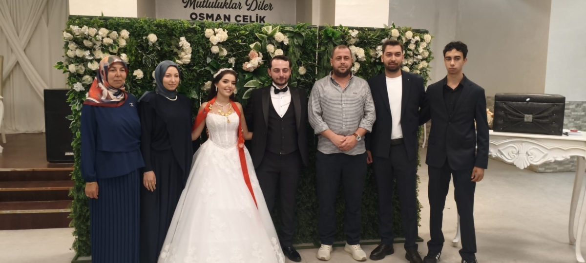 Mutluluğa İmzayı Attılar: Edanur & Kadir Enes Evlendi! SAÇSED Sakarya Sağlık Çalışanları ve Emeklileri Derneği Başkanı Mahmure Çolak’ın biricik oğlu Kadir Enes ile Edanur, Sakarya’da düzenlenen görkemli bir nikah töreniyle ha