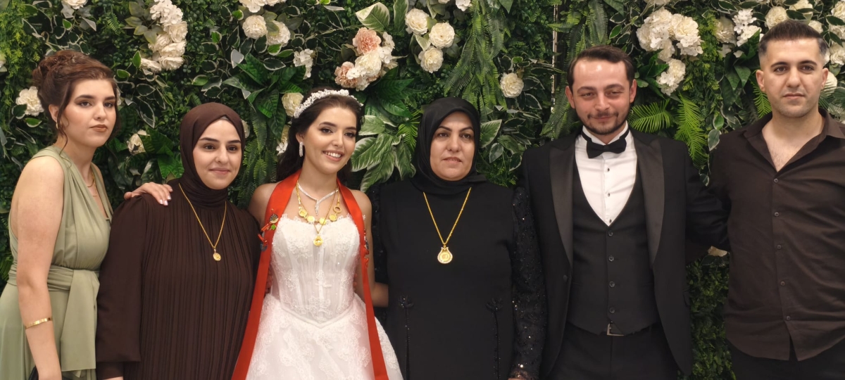 Mutluluğa İmzayı Attılar: Edanur & Kadir Enes Evlendi! SAÇSED Sakarya Sağlık Çalışanları ve Emeklileri Derneği Başkanı Mahmure Çolak’ın biricik oğlu Kadir Enes ile Edanur, Sakarya’da düzenlenen görkemli bir nikah töreniyle ha
