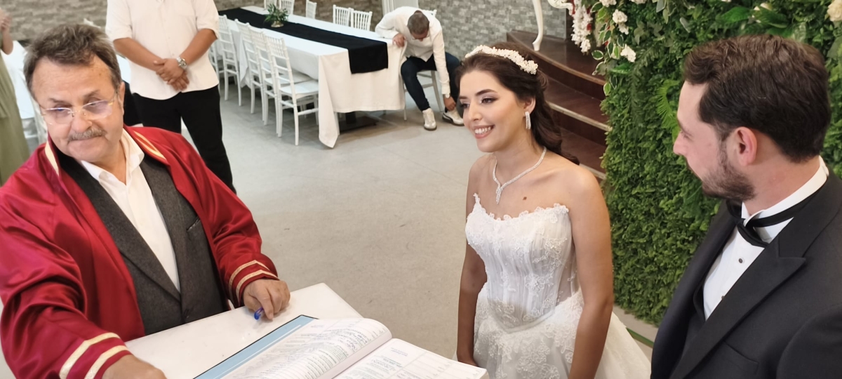 Mutluluğa İmzayı Attılar: Edanur & Kadir Enes Evlendi! SAÇSED Sakarya Sağlık Çalışanları ve Emeklileri Derneği Başkanı Mahmure Çolak’ın biricik oğlu Kadir Enes ile Edanur, Sakarya’da düzenlenen görkemli bir nikah töreniyle ha
