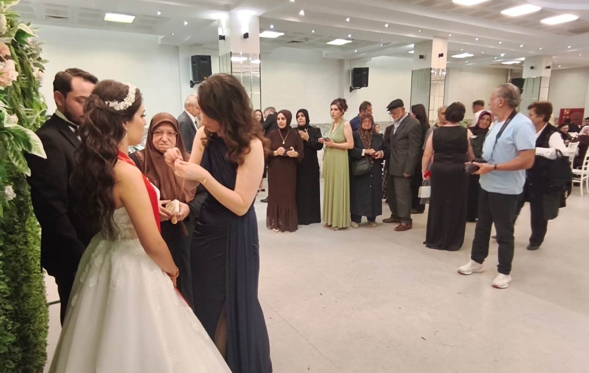 Mutluluğa İmzayı Attılar: Edanur & Kadir Enes Evlendi! SAÇSED Sakarya Sağlık Çalışanları ve Emeklileri Derneği Başkanı Mahmure Çolak’ın biricik oğlu Kadir Enes ile Edanur, Sakarya’da düzenlenen görkemli bir nikah töreniyle ha