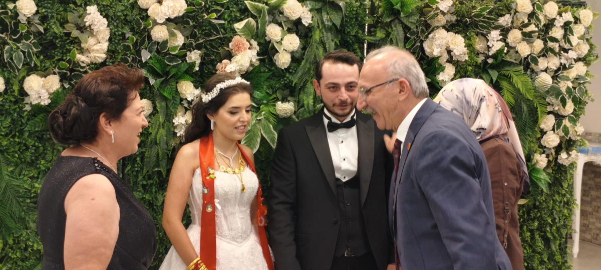 Mutluluğa İmzayı Attılar: Edanur & Kadir Enes Evlendi! SAÇSED Sakarya Sağlık Çalışanları ve Emeklileri Derneği Başkanı Mahmure Çolak’ın biricik oğlu Kadir Enes ile Edanur, Sakarya’da düzenlenen görkemli bir nikah töreniyle ha