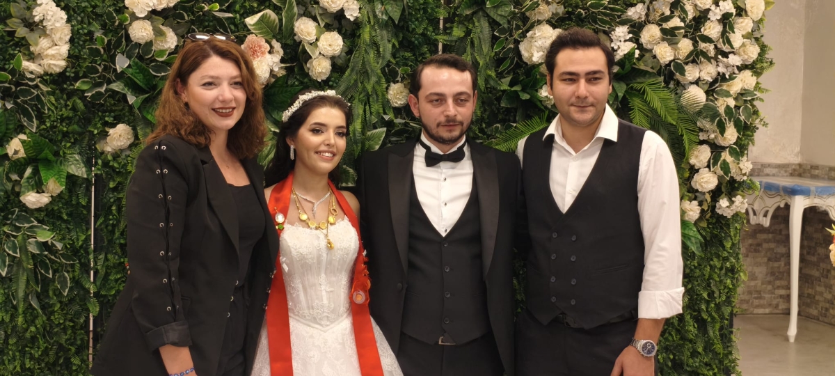 Mutluluğa İmzayı Attılar: Edanur & Kadir Enes Evlendi! SAÇSED Sakarya Sağlık Çalışanları ve Emeklileri Derneği Başkanı Mahmure Çolak’ın biricik oğlu Kadir Enes ile Edanur, Sakarya’da düzenlenen görkemli bir nikah töreniyle ha