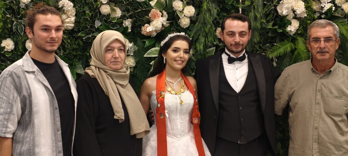 Mutluluğa İmzayı Attılar: Edanur & Kadir Enes Evlendi! SAÇSED Sakarya Sağlık Çalışanları ve Emeklileri Derneği Başkanı Mahmure Çolak’ın biricik oğlu Kadir Enes ile Edanur, Sakarya’da düzenlenen görkemli bir nikah töreniyle ha