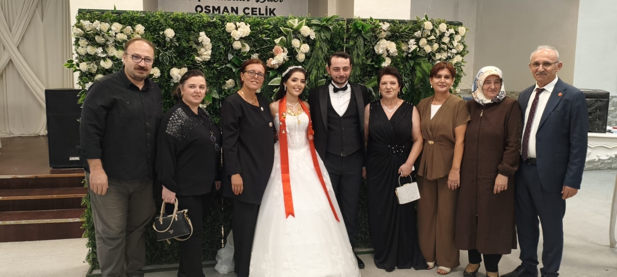 Mutluluğa İmzayı Attılar: Edanur & Kadir Enes Evlendi! SAÇSED Sakarya Sağlık Çalışanları ve Emeklileri Derneği Başkanı Mahmure Çolak’ın biricik oğlu Kadir Enes ile Edanur, Sakarya’da düzenlenen görkemli bir nikah töreniyle ha