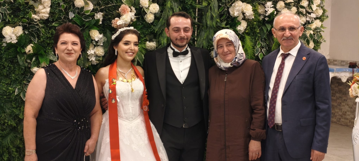 Mutluluğa İmzayı Attılar: Edanur & Kadir Enes Evlendi! SAÇSED Sakarya Sağlık Çalışanları ve Emeklileri Derneği Başkanı Mahmure Çolak’ın biricik oğlu Kadir Enes ile Edanur, Sakarya’da düzenlenen görkemli bir nikah töreniyle ha