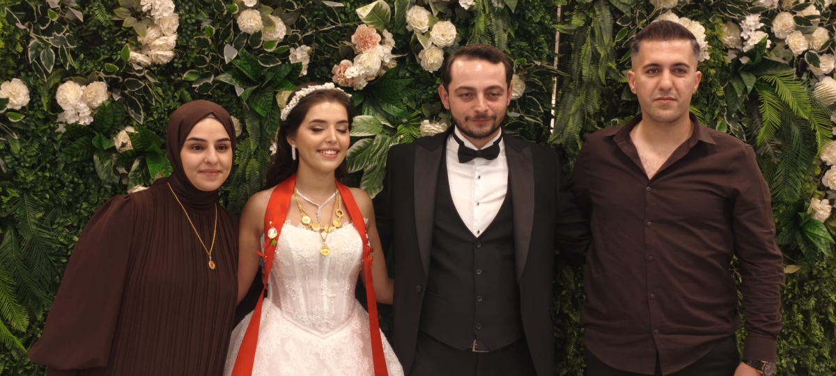 Mutluluğa İmzayı Attılar: Edanur & Kadir Enes Evlendi! SAÇSED Sakarya Sağlık Çalışanları ve Emeklileri Derneği Başkanı Mahmure Çolak’ın biricik oğlu Kadir Enes ile Edanur, Sakarya’da düzenlenen görkemli bir nikah töreniyle ha