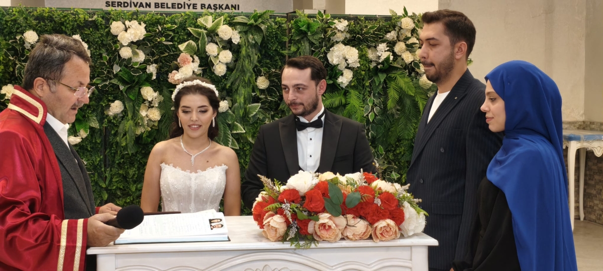 Mutluluğa İmzayı Attılar: Edanur & Kadir Enes Evlendi! SAÇSED Sakarya Sağlık Çalışanları ve Emeklileri Derneği Başkanı Mahmure Çolak’ın biricik oğlu Kadir Enes ile Edanur, Sakarya’da düzenlenen görkemli bir nikah töreniyle ha