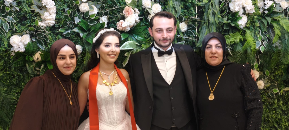 Mutluluğa İmzayı Attılar: Edanur & Kadir Enes Evlendi! SAÇSED Sakarya Sağlık Çalışanları ve Emeklileri Derneği Başkanı Mahmure Çolak’ın biricik oğlu Kadir Enes ile Edanur, Sakarya’da düzenlenen görkemli bir nikah töreniyle ha