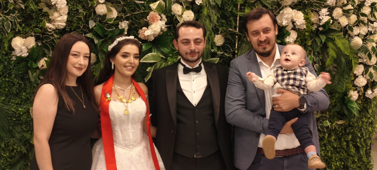 Mutluluğa İmzayı Attılar: Edanur & Kadir Enes Evlendi! SAÇSED Sakarya Sağlık Çalışanları ve Emeklileri Derneği Başkanı Mahmure Çolak’ın biricik oğlu Kadir Enes ile Edanur, Sakarya’da düzenlenen görkemli bir nikah töreniyle ha