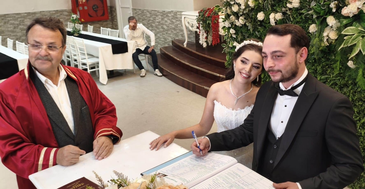 Mutluluğa İmzayı Attılar: Edanur & Kadir Enes Evlendi! SAÇSED Sakarya Sağlık Çalışanları ve Emeklileri Derneği Başkanı Mahmure Çolak’ın biricik oğlu Kadir Enes ile Edanur, Sakarya’da düzenlenen görkemli bir nikah töreniyle ha