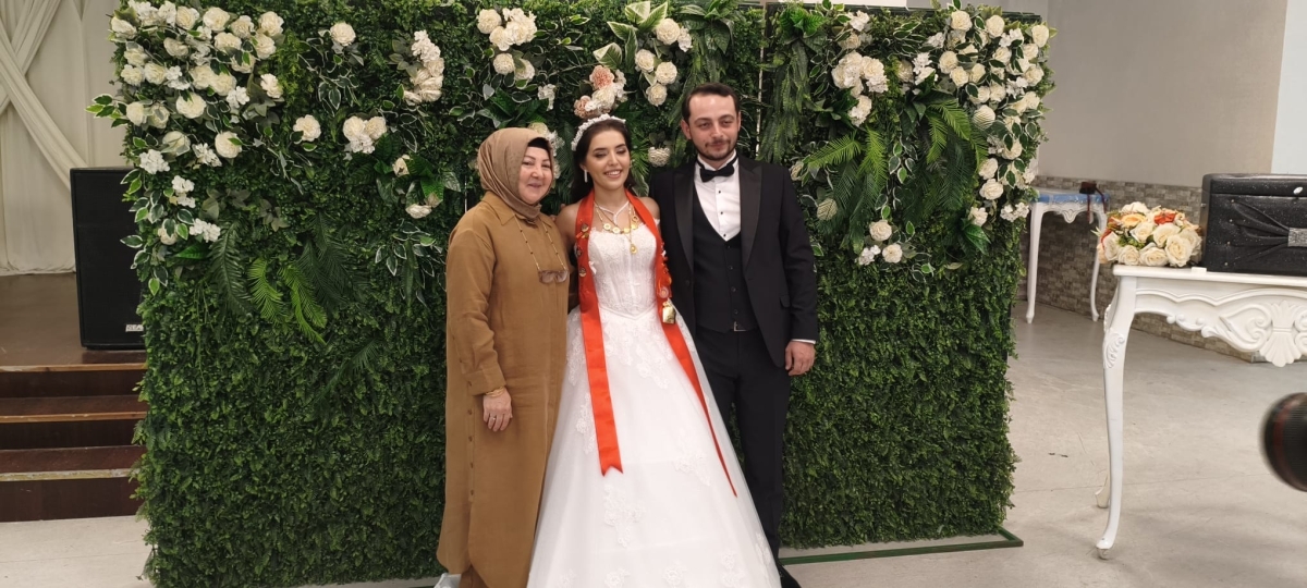 Mutluluğa İmzayı Attılar: Edanur & Kadir Enes Evlendi! SAÇSED Sakarya Sağlık Çalışanları ve Emeklileri Derneği Başkanı Mahmure Çolak’ın biricik oğlu Kadir Enes ile Edanur, Sakarya’da düzenlenen görkemli bir nikah töreniyle ha