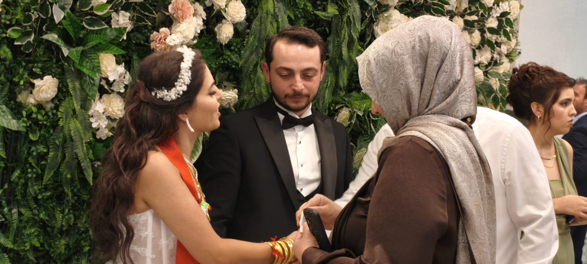 Mutluluğa İmzayı Attılar: Edanur & Kadir Enes Evlendi! SAÇSED Sakarya Sağlık Çalışanları ve Emeklileri Derneği Başkanı Mahmure Çolak’ın biricik oğlu Kadir Enes ile Edanur, Sakarya’da düzenlenen görkemli bir nikah töreniyle ha