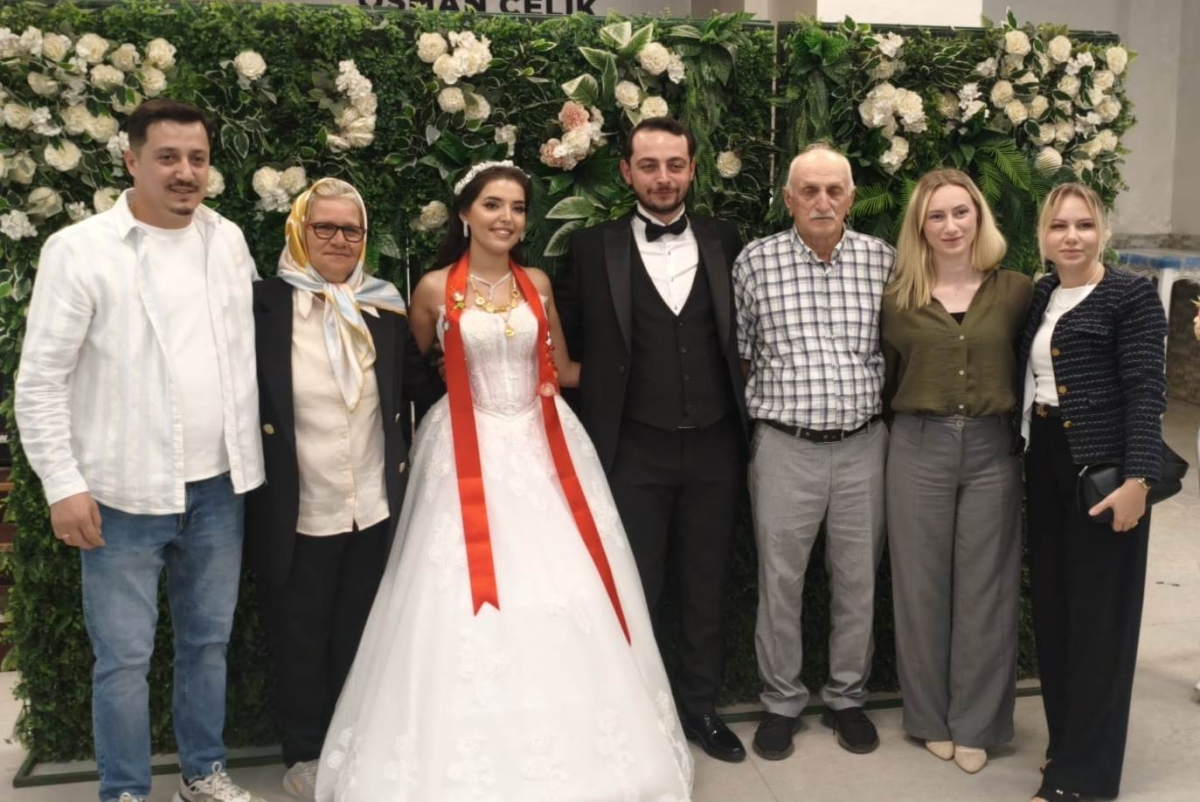 Mutluluğa İmzayı Attılar: Edanur & Kadir Enes Evlendi! SAÇSED Sakarya Sağlık Çalışanları ve Emeklileri Derneği Başkanı Mahmure Çolak’ın biricik oğlu Kadir Enes ile Edanur, Sakarya’da düzenlenen görkemli bir nikah töreniyle ha