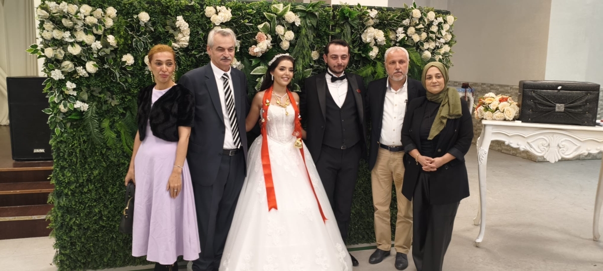 Mutluluğa İmzayı Attılar: Edanur & Kadir Enes Evlendi! SAÇSED Sakarya Sağlık Çalışanları ve Emeklileri Derneği Başkanı Mahmure Çolak’ın biricik oğlu Kadir Enes ile Edanur, Sakarya’da düzenlenen görkemli bir nikah töreniyle ha