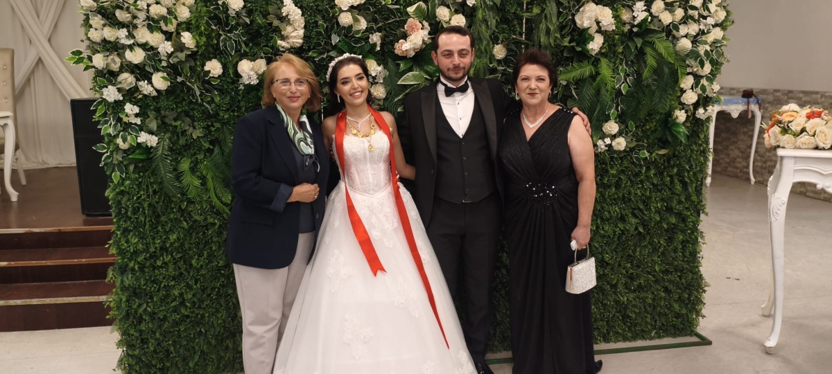Mutluluğa İmzayı Attılar: Edanur & Kadir Enes Evlendi! SAÇSED Sakarya Sağlık Çalışanları ve Emeklileri Derneği Başkanı Mahmure Çolak’ın biricik oğlu Kadir Enes ile Edanur, Sakarya’da düzenlenen görkemli bir nikah töreniyle ha