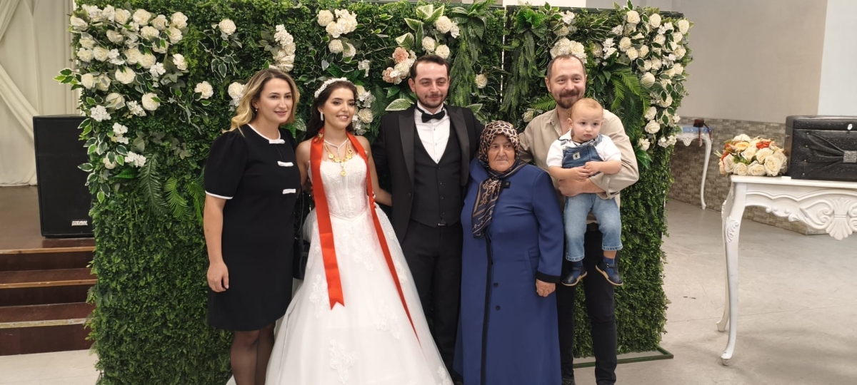 Mutluluğa İmzayı Attılar: Edanur & Kadir Enes Evlendi! SAÇSED Sakarya Sağlık Çalışanları ve Emeklileri Derneği Başkanı Mahmure Çolak’ın biricik oğlu Kadir Enes ile Edanur, Sakarya’da düzenlenen görkemli bir nikah töreniyle ha