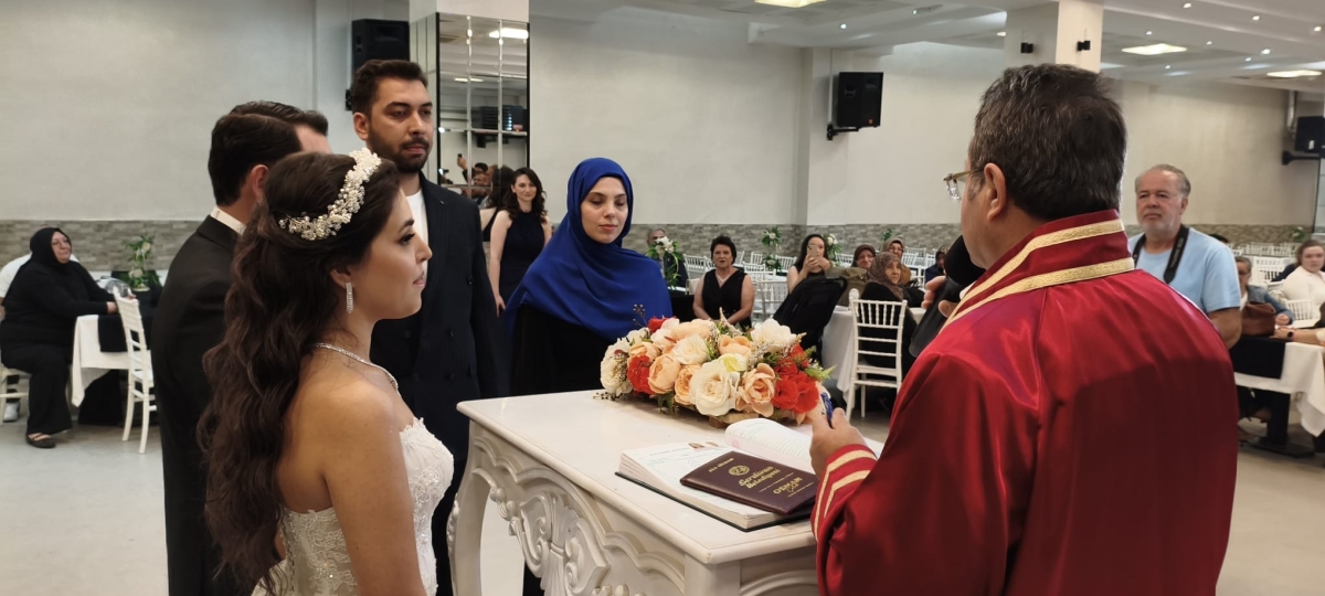 Mutluluğa İmzayı Attılar: Edanur & Kadir Enes Evlendi! SAÇSED Sakarya Sağlık Çalışanları ve Emeklileri Derneği Başkanı Mahmure Çolak’ın biricik oğlu Kadir Enes ile Edanur, Sakarya’da düzenlenen görkemli bir nikah töreniyle ha