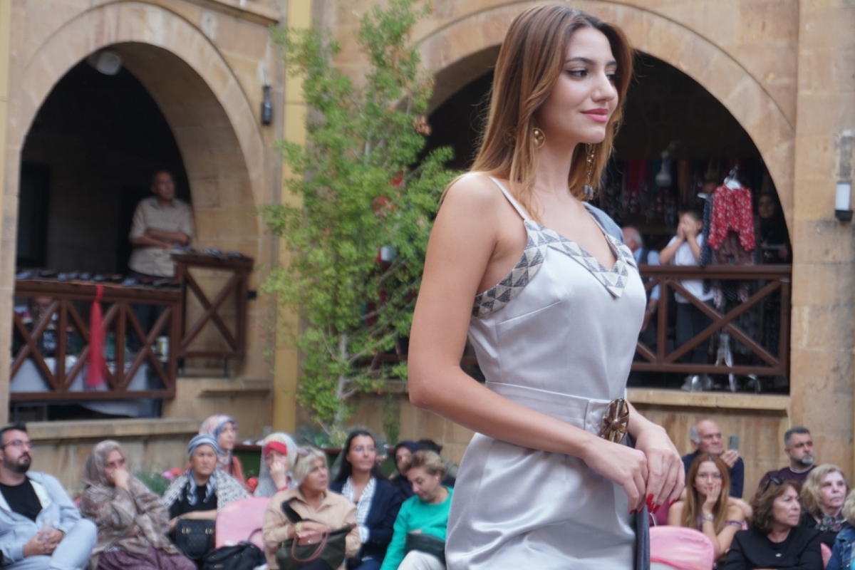 Beypazarı'nda Göz Kamaştıran Festival: Joker Ajans Modellerinden Destan Gibi Defile! Ankara'nın tarihi dokusuyla büyüleyen göz bebeği Beypazarı, kültür, sanat ve moda dolu unutulmaz üç güne imza attı. 25–27 Eylül 2026 tarih.