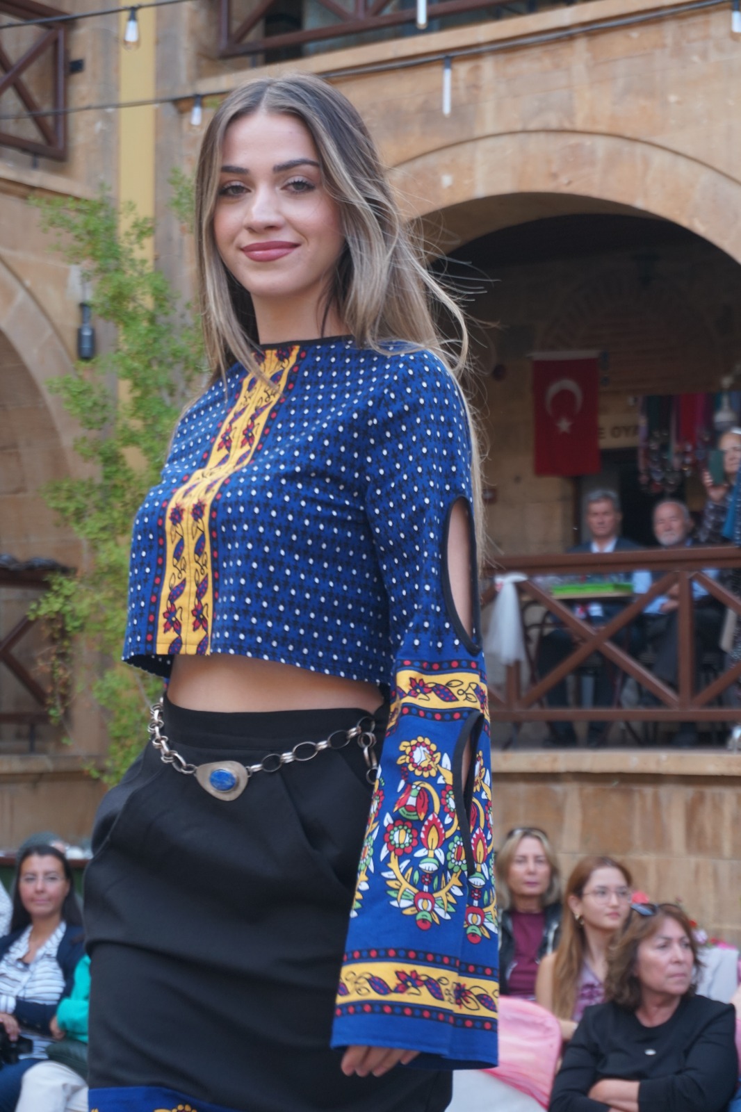 Beypazarı'nda Göz Kamaştıran Festival: Joker Ajans Modellerinden Destan Gibi Defile! Ankara'nın tarihi dokusuyla büyüleyen göz bebeği Beypazarı, kültür, sanat ve moda dolu unutulmaz üç güne imza attı. 25–27 Eylül 2026 tarih.