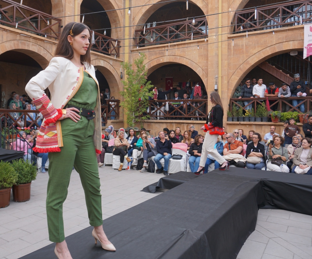 Beypazarı'nda Göz Kamaştıran Festival: Joker Ajans Modellerinden Destan Gibi Defile! Ankara'nın tarihi dokusuyla büyüleyen göz bebeği Beypazarı, kültür, sanat ve moda dolu unutulmaz üç güne imza attı. 25–27 Eylül 2026 tarih.