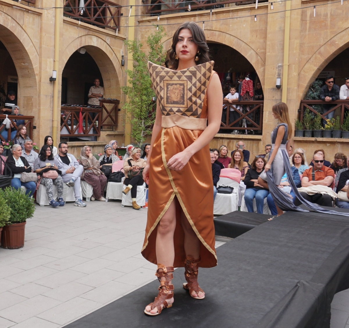 Beypazarı'nda Göz Kamaştıran Festival: Joker Ajans Modellerinden Destan Gibi Defile! Ankara'nın tarihi dokusuyla büyüleyen göz bebeği Beypazarı, kültür, sanat ve moda dolu unutulmaz üç güne imza attı. 25–27 Eylül 2026 tarih.