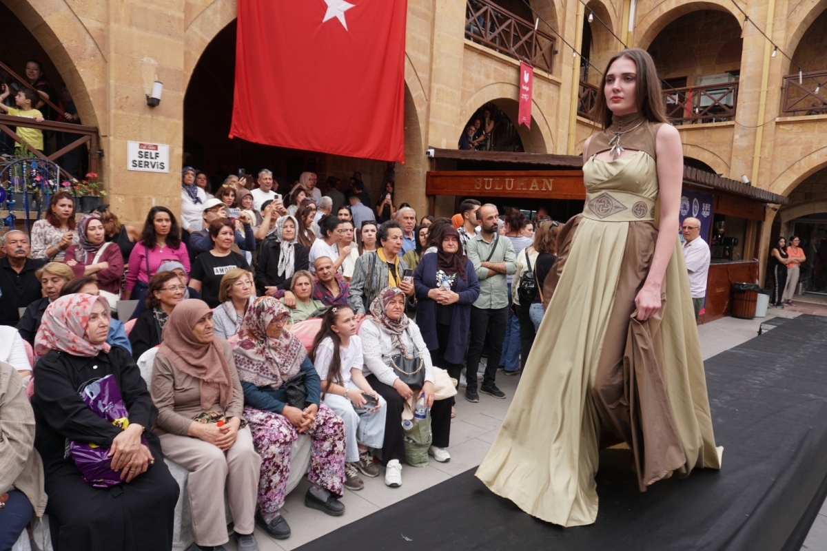 Beypazarı'nda Göz Kamaştıran Festival: Joker Ajans Modellerinden Destan Gibi Defile! Ankara'nın tarihi dokusuyla büyüleyen göz bebeği Beypazarı, kültür, sanat ve moda dolu unutulmaz üç güne imza attı. 25–27 Eylül 2026 tarih.