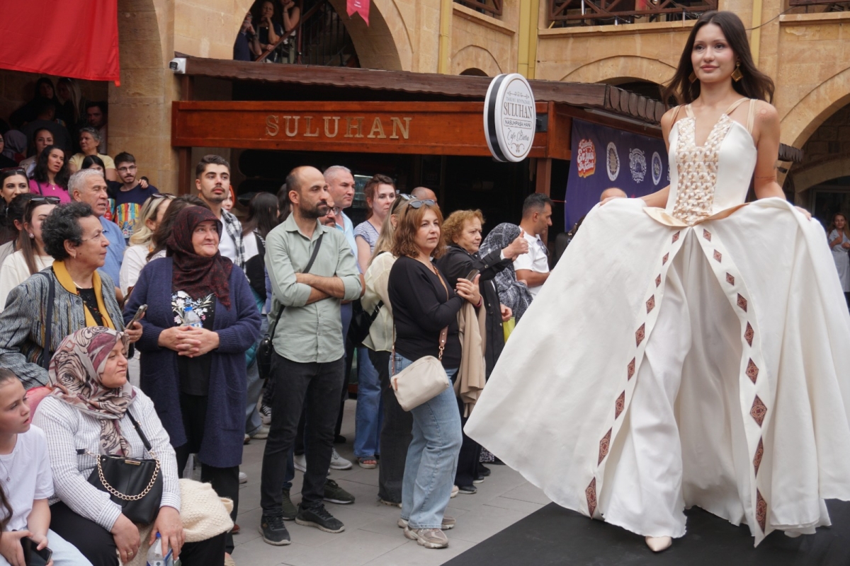Beypazarı'nda Göz Kamaştıran Festival: Joker Ajans Modellerinden Destan Gibi Defile! Ankara'nın tarihi dokusuyla büyüleyen göz bebeği Beypazarı, kültür, sanat ve moda dolu unutulmaz üç güne imza attı. 25–27 Eylül 2026 tarih.