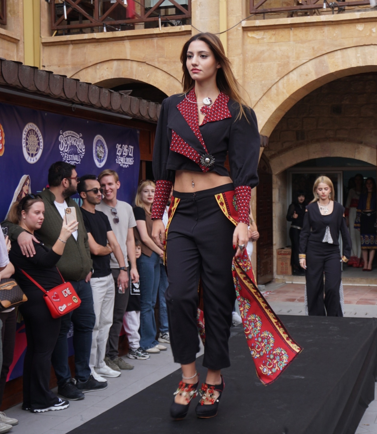 Beypazarı'nda Göz Kamaştıran Festival: Joker Ajans Modellerinden Destan Gibi Defile! Ankara'nın tarihi dokusuyla büyüleyen göz bebeği Beypazarı, kültür, sanat ve moda dolu unutulmaz üç güne imza attı. 25–27 Eylül 2026 tarih.