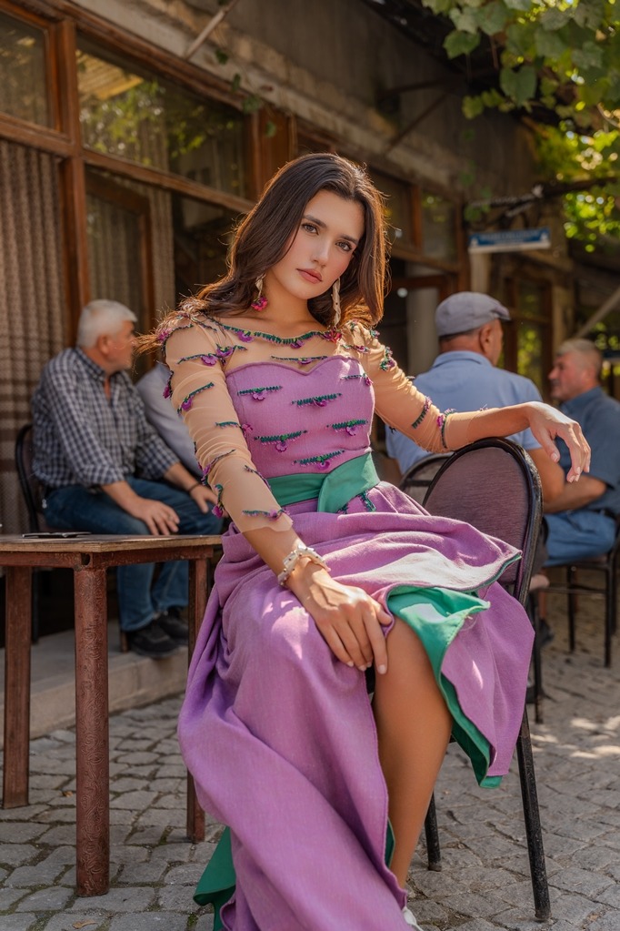 MODANIN VE KÜLTÜRÜN BAŞKENTİ BEYPAZARI, BÜYÜK YANKI UYANDIRAN ÖZEL BİR ÇEKİME EV SAHİPLİĞİ YAPTI Joker Ajans’ın başarılı fotoğraf sanatçısı Melih Topaloğlu’nun Beypazarı’nda moda ve sokak kültürünü harmanladığı çarpıcı kare