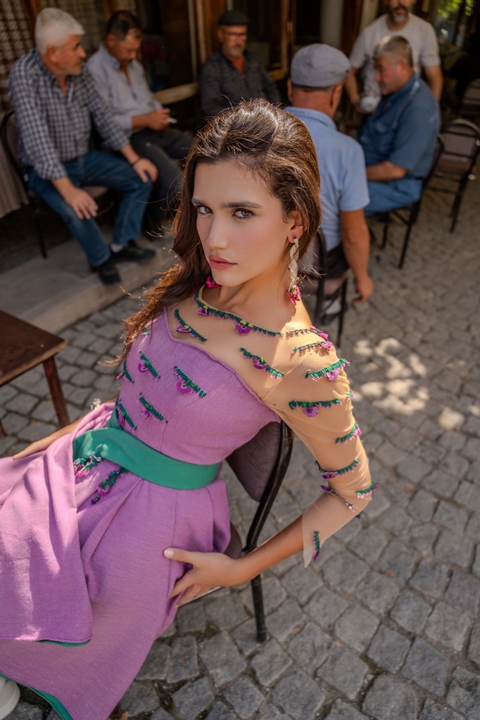MODANIN VE KÜLTÜRÜN BAŞKENTİ BEYPAZARI, BÜYÜK YANKI UYANDIRAN ÖZEL BİR ÇEKİME EV SAHİPLİĞİ YAPTI Joker Ajans’ın başarılı fotoğraf sanatçısı Melih Topaloğlu’nun Beypazarı’nda moda ve sokak kültürünü harmanladığı çarpıcı kare