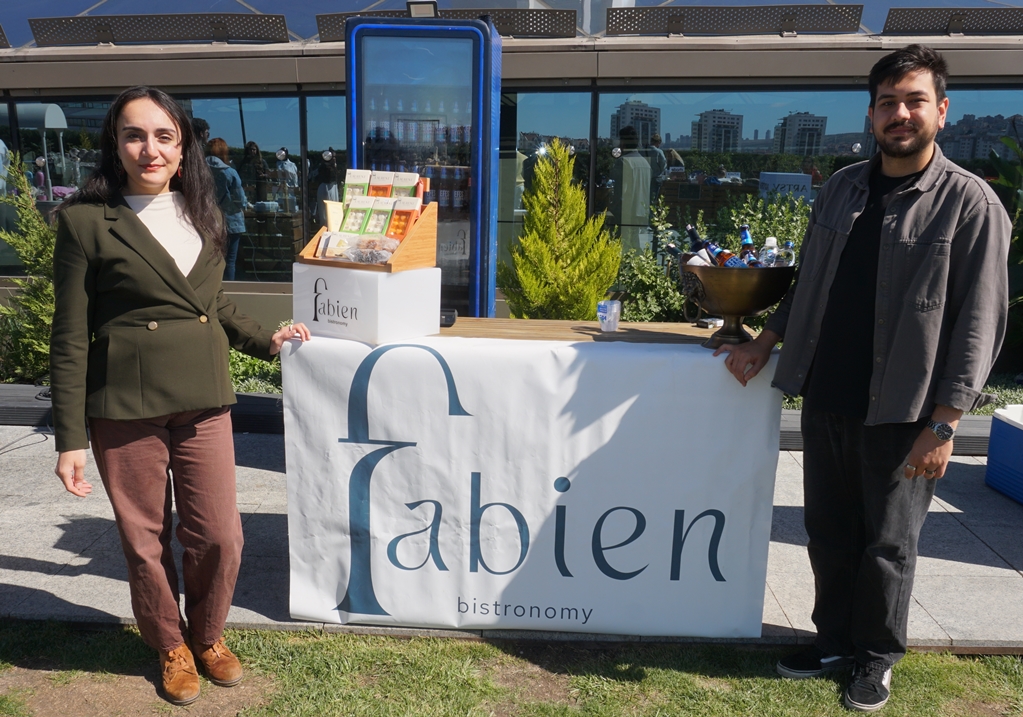 Ankara’da Sosyal Yaşamın Kalbi Atakule’de Attı: “Sonbahara Merhaba” Dediler! Ankara cemiyet ve sosyal yaşamının tanınmış simaları, İlay Güven ve Hülya Akman’ın ev sahipliğinde Atakule’nin eşsiz manzara ve atmosferine sahip