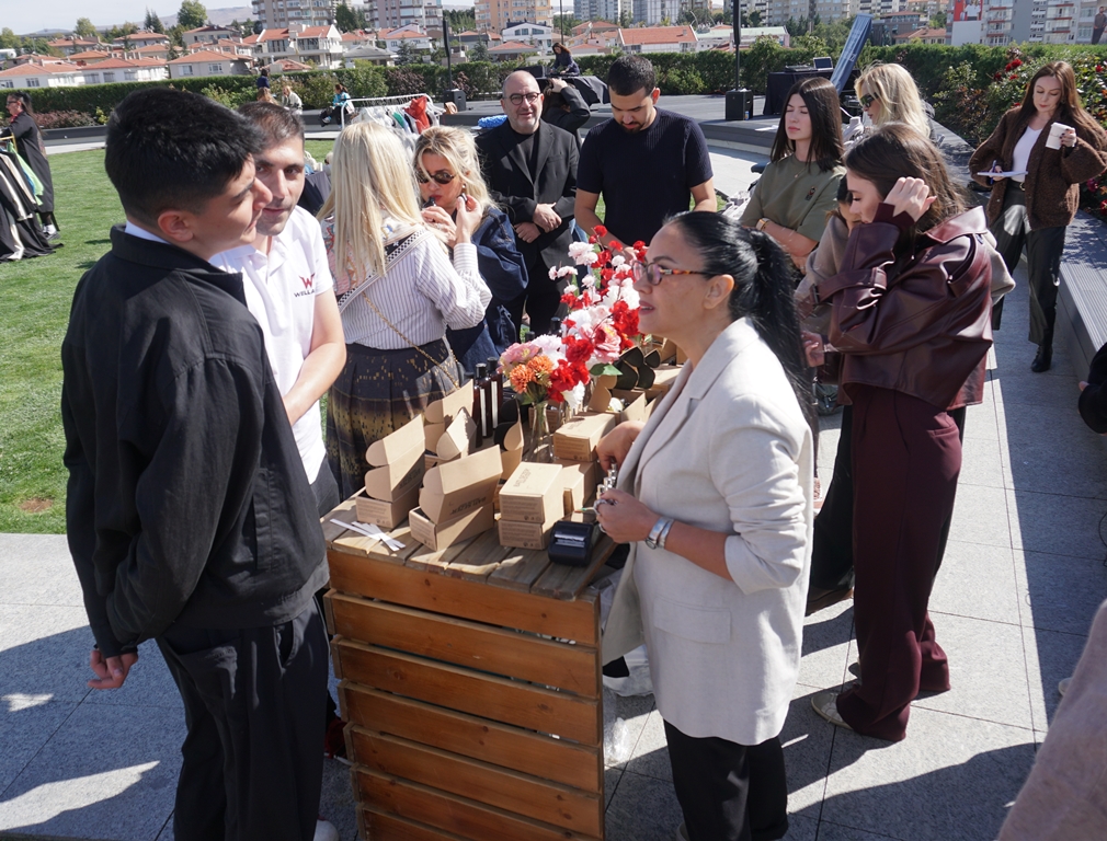 Ankara’da Sosyal Yaşamın Kalbi Atakule’de Attı: “Sonbahara Merhaba” Dediler! Ankara cemiyet ve sosyal yaşamının tanınmış simaları, İlay Güven ve Hülya Akman’ın ev sahipliğinde Atakule’nin eşsiz manzara ve atmosferine sahip