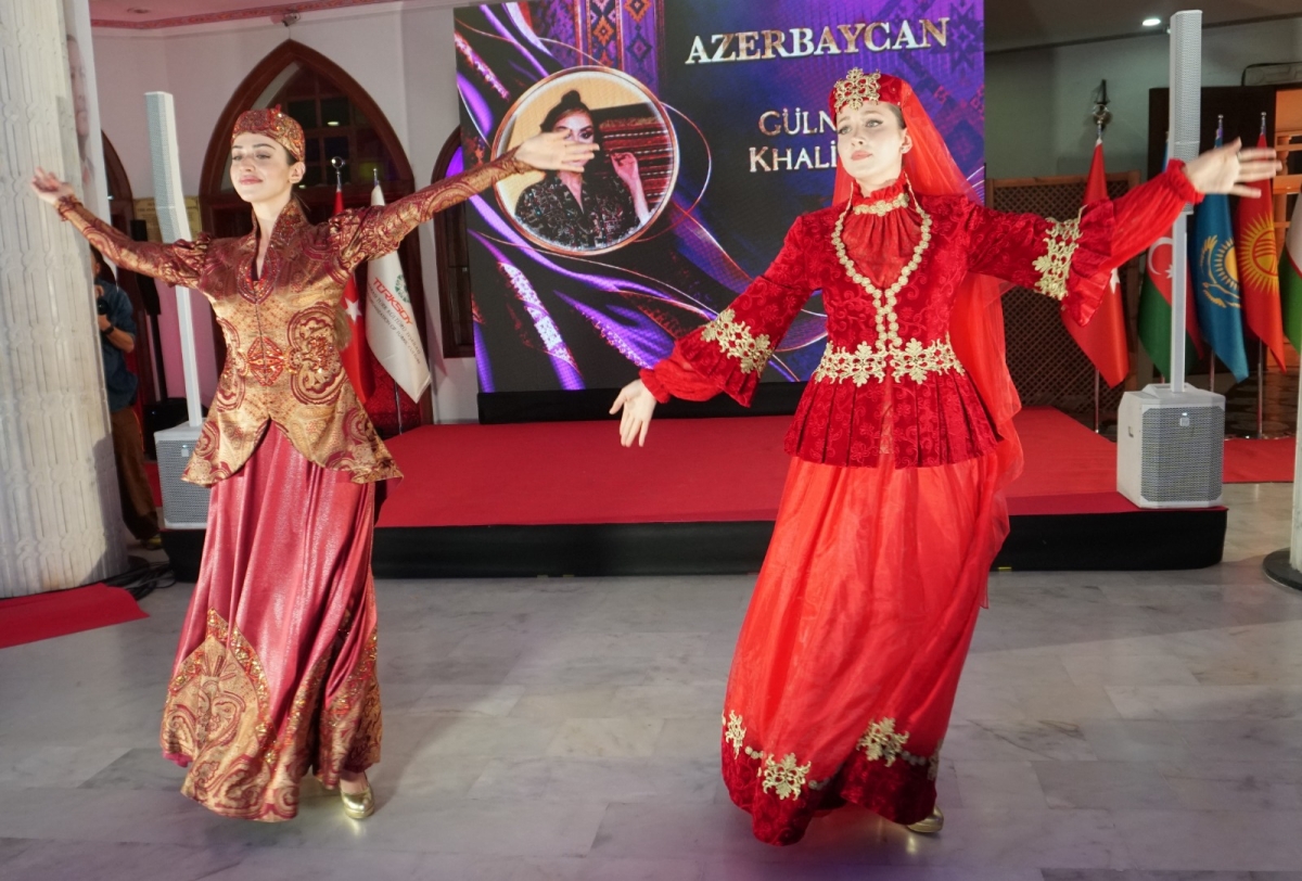 Türk dünyasının köklü kültürel mirası, geleneksel motifleri ve modern tasarım anlayışı Ankara’da aynı sahnede buluştu. Keçiören Belediyesinin ev sahipliğinde, TİKA destekleri ve TÜRKSOY iş birliğiyle gerçekleştirilen