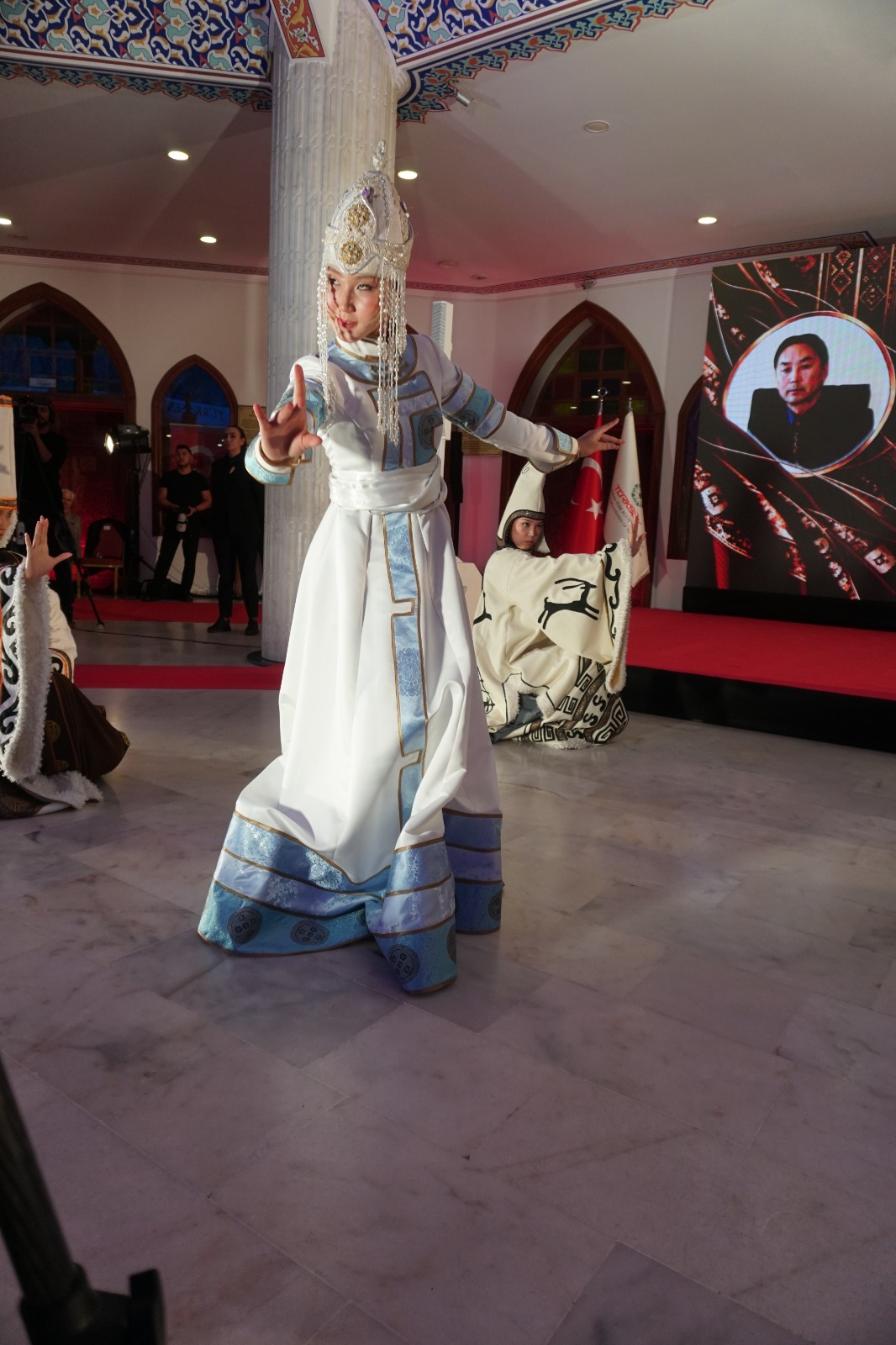 Türk dünyasının köklü kültürel mirası, geleneksel motifleri ve modern tasarım anlayışı Ankara’da aynı sahnede buluştu. Keçiören Belediyesinin ev sahipliğinde, TİKA destekleri ve TÜRKSOY iş birliğiyle gerçekleştirilen