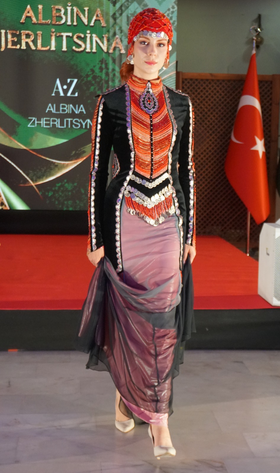 Türk dünyasının köklü kültürel mirası, geleneksel motifleri ve modern tasarım anlayışı Ankara’da aynı sahnede buluştu. Keçiören Belediyesinin ev sahipliğinde, TİKA destekleri ve TÜRKSOY iş birliğiyle gerçekleştirilen