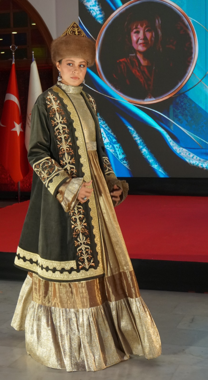 Türk dünyasının köklü kültürel mirası, geleneksel motifleri ve modern tasarım anlayışı Ankara’da aynı sahnede buluştu. Keçiören Belediyesinin ev sahipliğinde, TİKA destekleri ve TÜRKSOY iş birliğiyle gerçekleştirilen