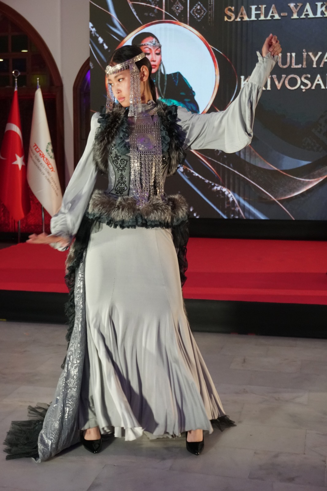 Türk dünyasının köklü kültürel mirası, geleneksel motifleri ve modern tasarım anlayışı Ankara’da aynı sahnede buluştu. Keçiören Belediyesinin ev sahipliğinde, TİKA destekleri ve TÜRKSOY iş birliğiyle gerçekleştirilen