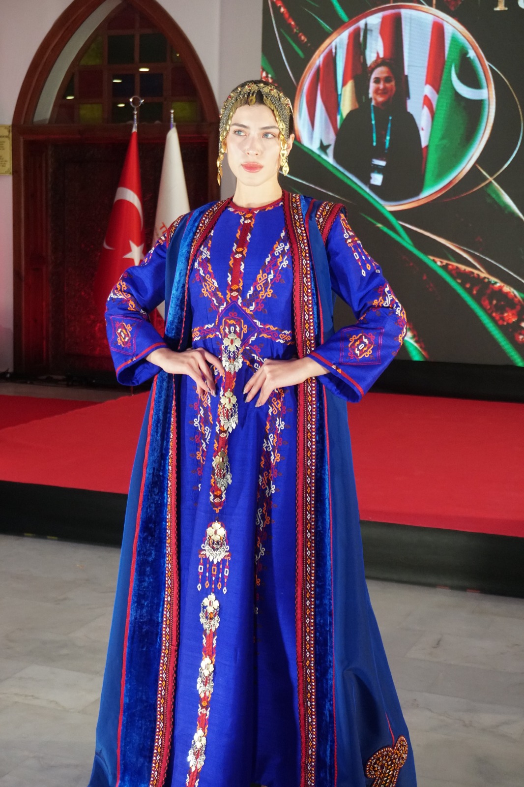 Türk dünyasının köklü kültürel mirası, geleneksel motifleri ve modern tasarım anlayışı Ankara’da aynı sahnede buluştu. Keçiören Belediyesinin ev sahipliğinde, TİKA destekleri ve TÜRKSOY iş birliğiyle gerçekleştirilen