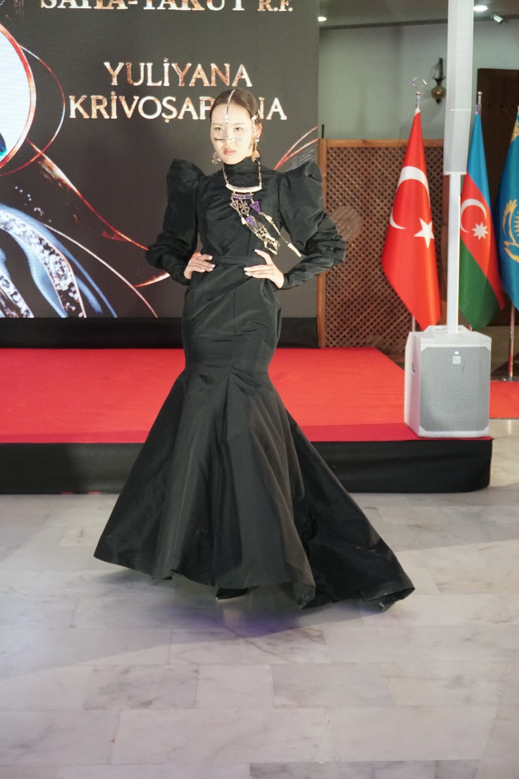 Türk dünyasının köklü kültürel mirası, geleneksel motifleri ve modern tasarım anlayışı Ankara’da aynı sahnede buluştu. Keçiören Belediyesinin ev sahipliğinde, TİKA destekleri ve TÜRKSOY iş birliğiyle gerçekleştirilen