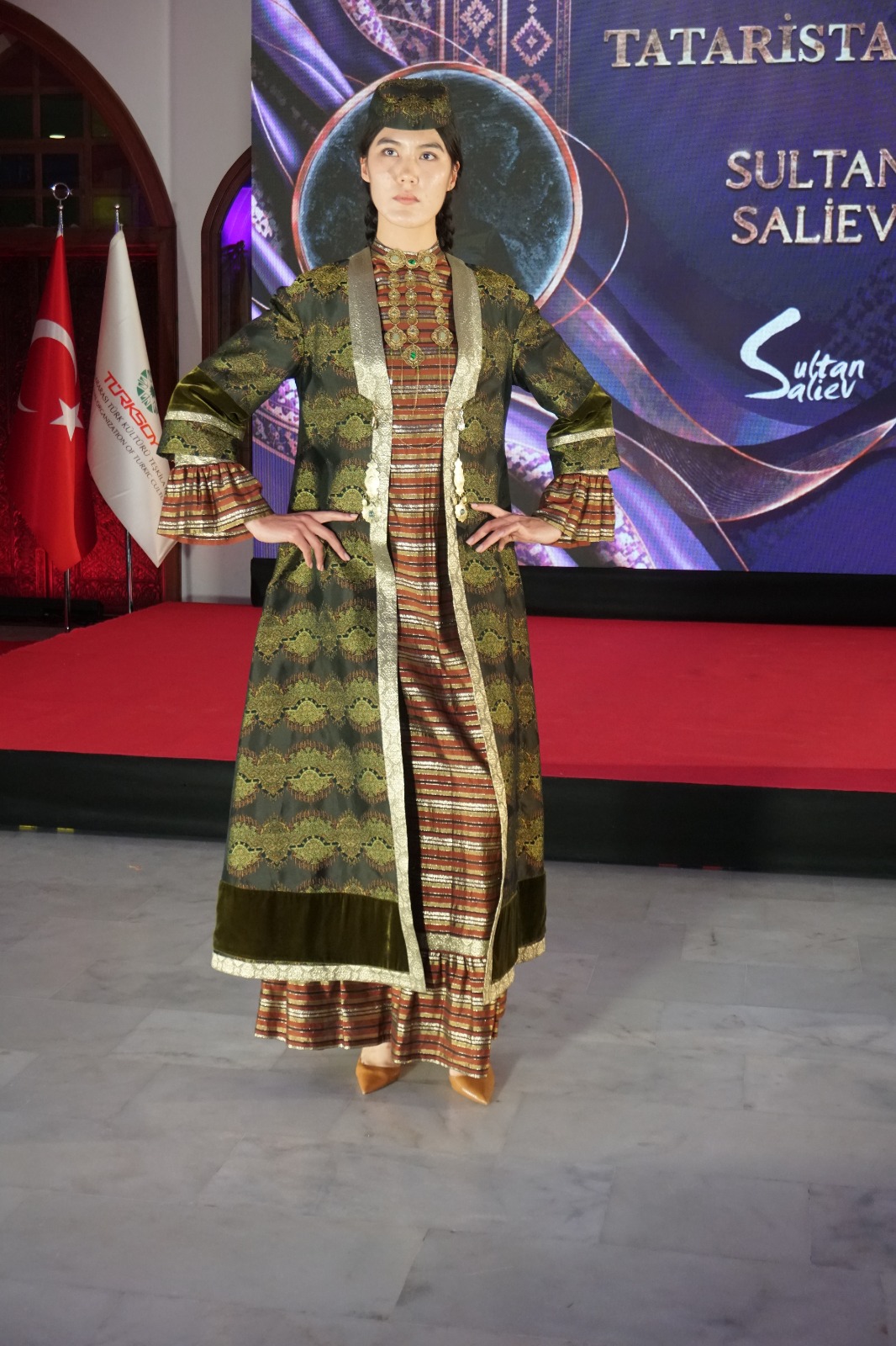 Türk dünyasının köklü kültürel mirası, geleneksel motifleri ve modern tasarım anlayışı Ankara’da aynı sahnede buluştu. Keçiören Belediyesinin ev sahipliğinde, TİKA destekleri ve TÜRKSOY iş birliğiyle gerçekleştirilen