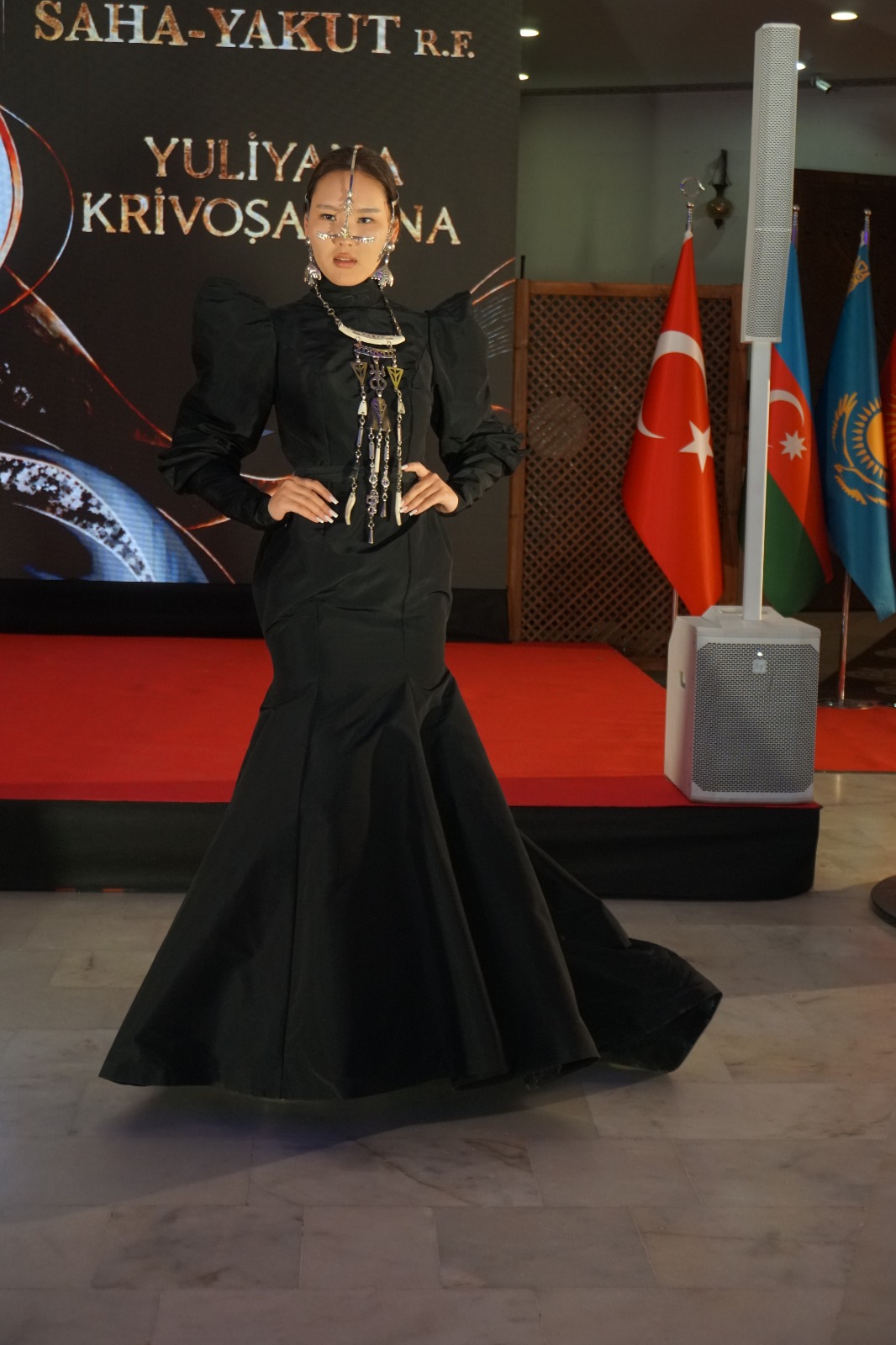 Türk dünyasının köklü kültürel mirası, geleneksel motifleri ve modern tasarım anlayışı Ankara’da aynı sahnede buluştu. Keçiören Belediyesinin ev sahipliğinde, TİKA destekleri ve TÜRKSOY iş birliğiyle gerçekleştirilen