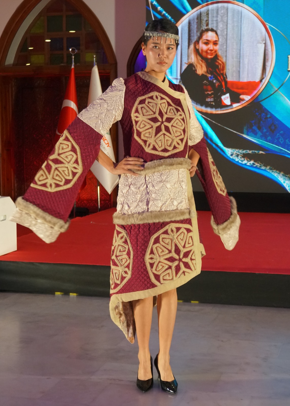 Türk dünyasının köklü kültürel mirası, geleneksel motifleri ve modern tasarım anlayışı Ankara’da aynı sahnede buluştu. Keçiören Belediyesinin ev sahipliğinde, TİKA destekleri ve TÜRKSOY iş birliğiyle gerçekleştirilen