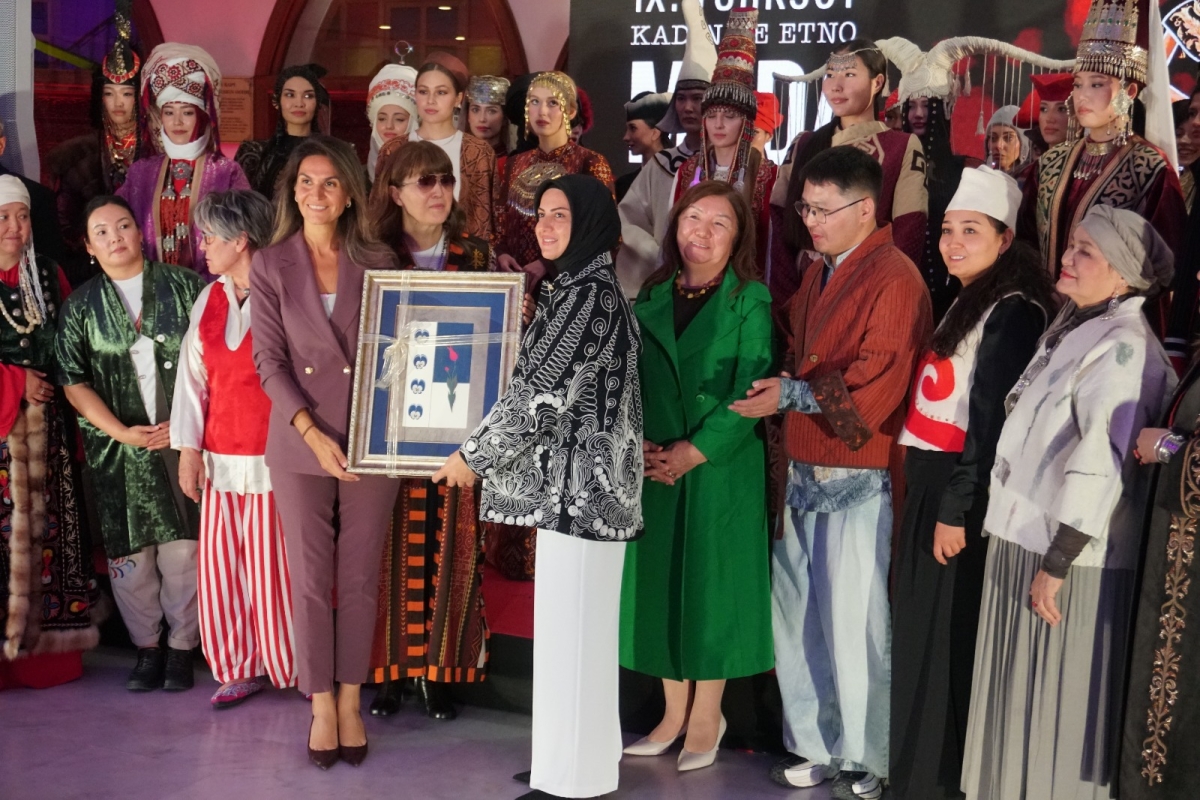 Türk dünyasının köklü kültürel mirası, geleneksel motifleri ve modern tasarım anlayışı Ankara’da aynı sahnede buluştu. Keçiören Belediyesinin ev sahipliğinde, TİKA destekleri ve TÜRKSOY iş birliğiyle gerçekleştirilen