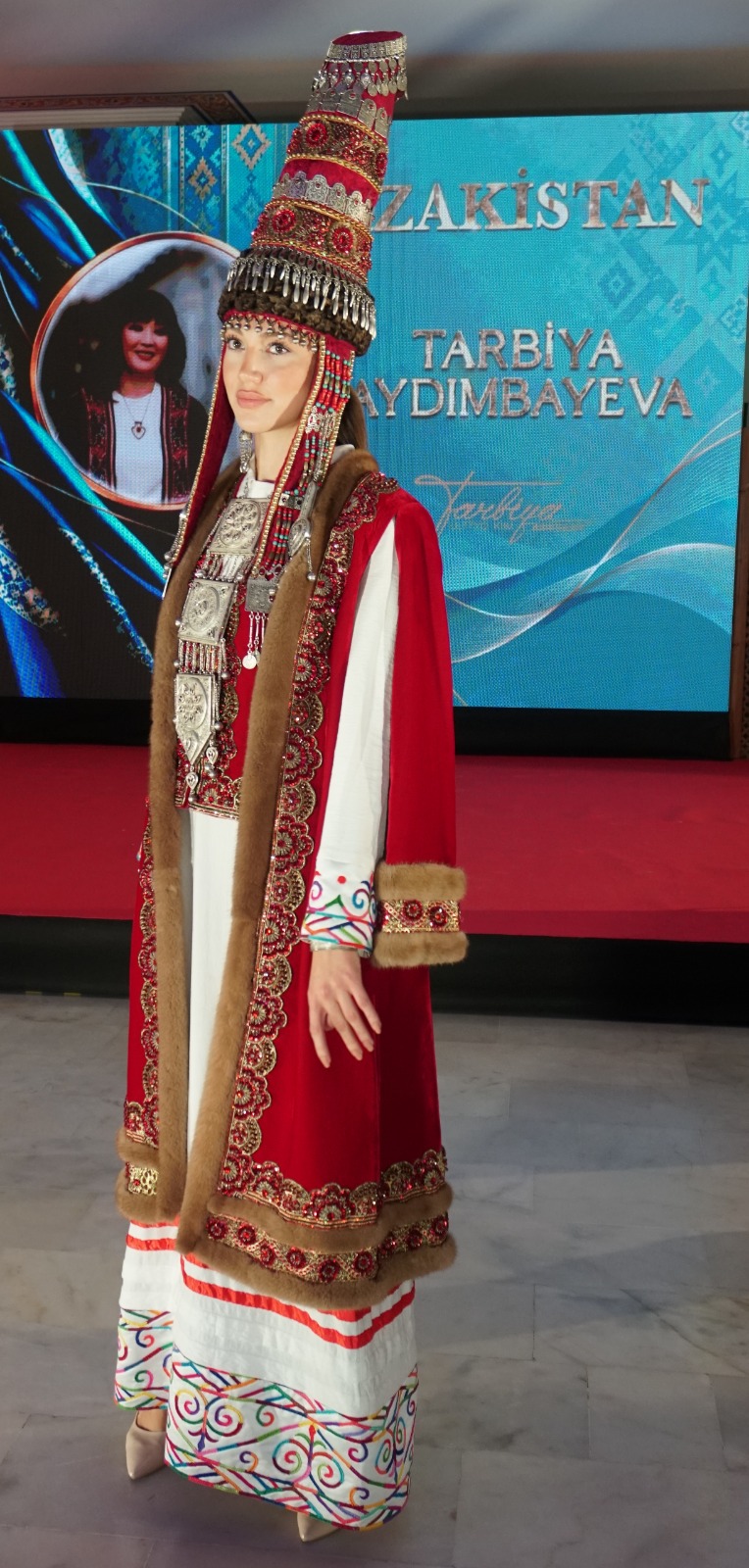 Türk dünyasının köklü kültürel mirası, geleneksel motifleri ve modern tasarım anlayışı Ankara’da aynı sahnede buluştu. Keçiören Belediyesinin ev sahipliğinde, TİKA destekleri ve TÜRKSOY iş birliğiyle gerçekleştirilen