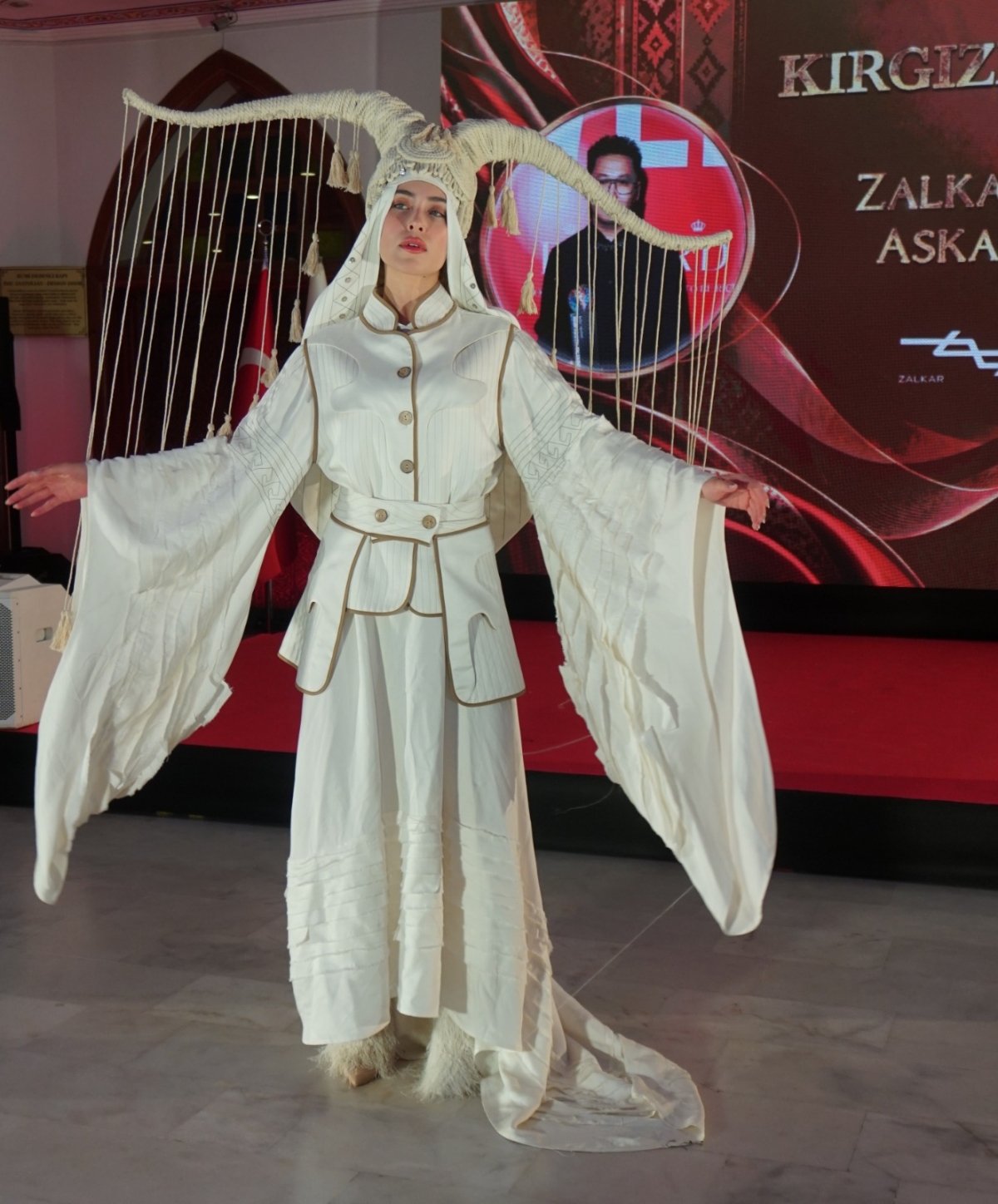 Türk dünyasının köklü kültürel mirası, geleneksel motifleri ve modern tasarım anlayışı Ankara’da aynı sahnede buluştu. Keçiören Belediyesinin ev sahipliğinde, TİKA destekleri ve TÜRKSOY iş birliğiyle gerçekleştirilen