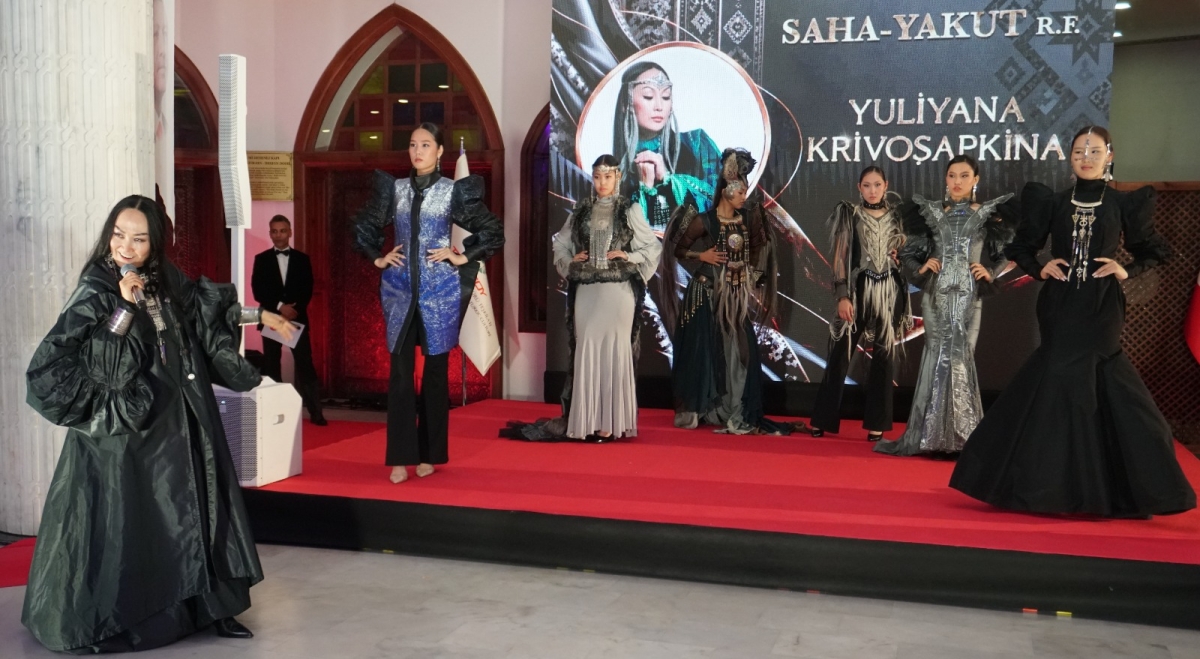 TÜRKSOY Kadın ve Etno Moda Buluşması, Ankara Keçiören’de sanatseverler ve moda dünyasıyla unutulmaz bir buluşmaya imza attı. Kuzeyin Kadim Rüzgarı Başkentte Esti: Yuliyana Krivoşapkina'dan Görsel ve Müzikal Şölen!