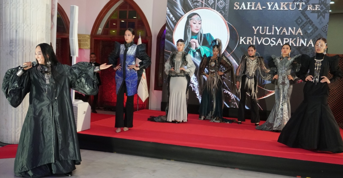 TÜRKSOY Kadın ve Etno Moda Buluşması, Ankara Keçiören’de sanatseverler ve moda dünyasıyla unutulmaz bir buluşmaya imza attı. Kuzeyin Kadim Rüzgarı Başkentte Esti: Yuliyana Krivoşapkina'dan Görsel ve Müzikal Şölen!
