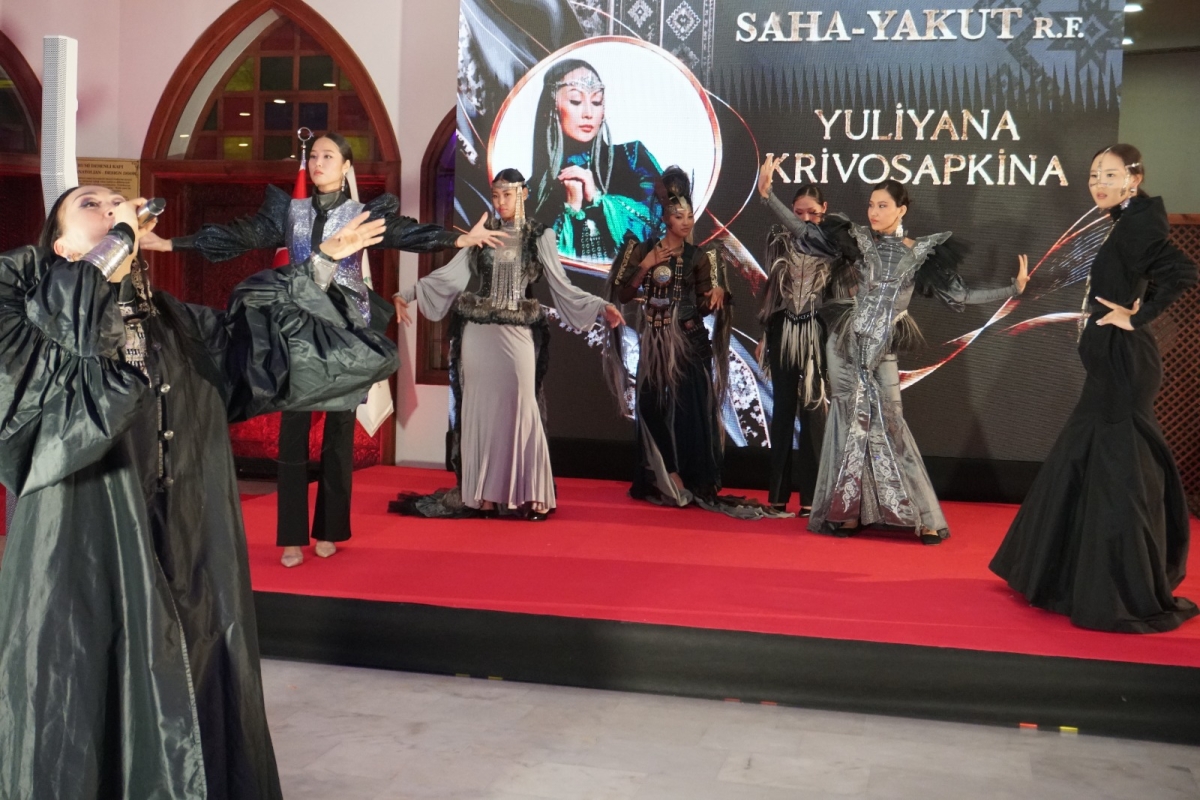 TÜRKSOY Kadın ve Etno Moda Buluşması, Ankara Keçiören’de sanatseverler ve moda dünyasıyla unutulmaz bir buluşmaya imza attı. Kuzeyin Kadim Rüzgarı Başkentte Esti: Yuliyana Krivoşapkina'dan Görsel ve Müzikal Şölen!